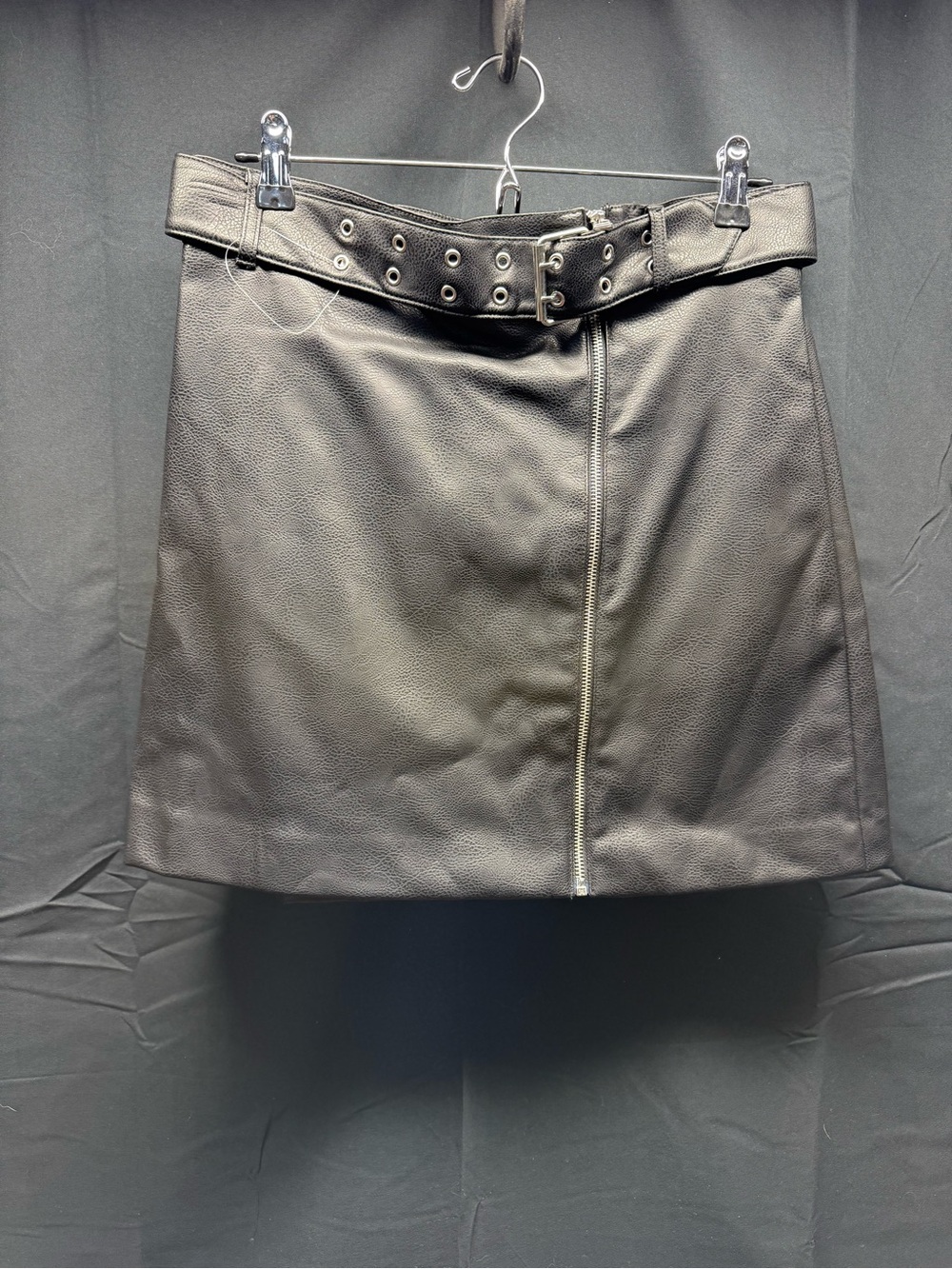 NWT H&M Black Faux Leather Mini Skirt with Eyelet Belt Sz 10 (17ak)